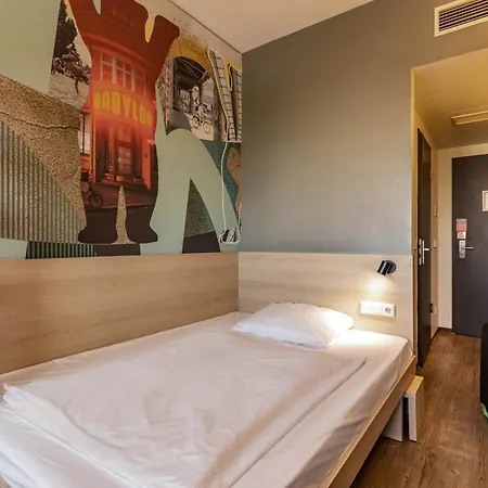 Meininger Airport Отель