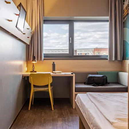 Meininger Airport Отель 3*