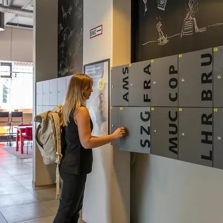 Meininger Airport Отель