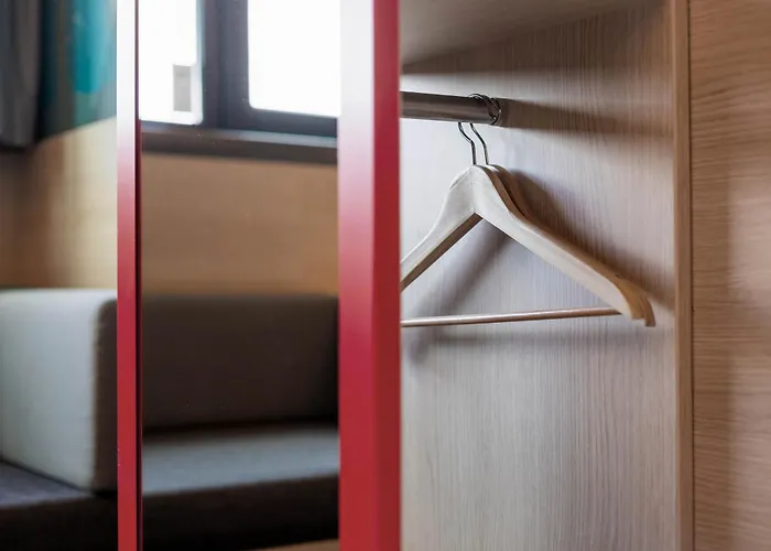 Meininger Airport 3*