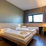 Meininger Airport 3*