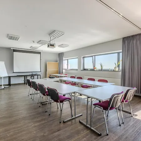 Meininger Airport Hotel 3*