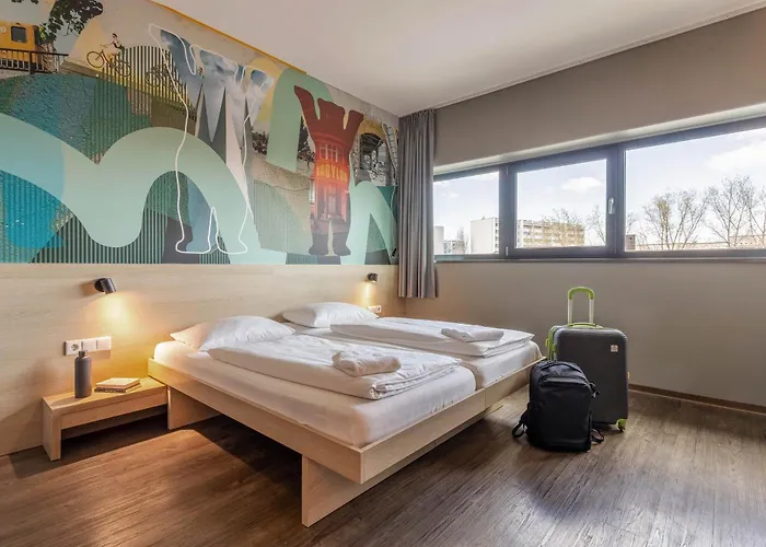 Meininger Airport 3*