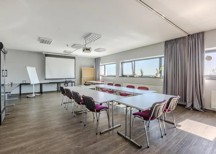 Meininger Airport Hotel 3*