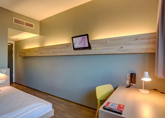 Meininger Airport Hotel