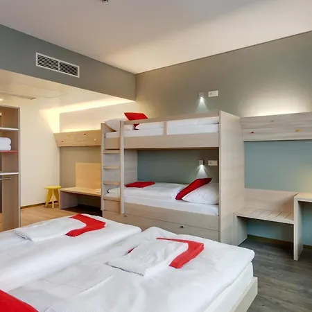 Hotel Meininger Airport 3*