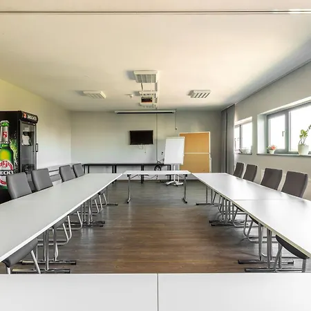 Meininger Airport 3*