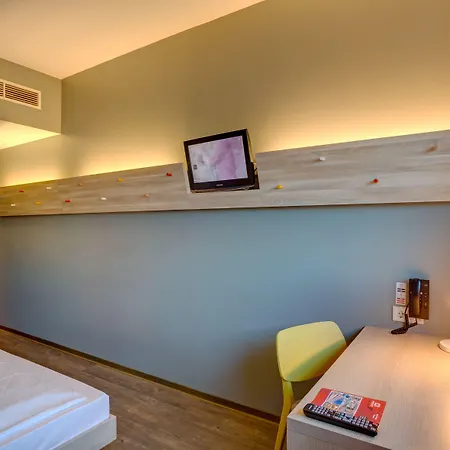 Meininger Airport Hotel