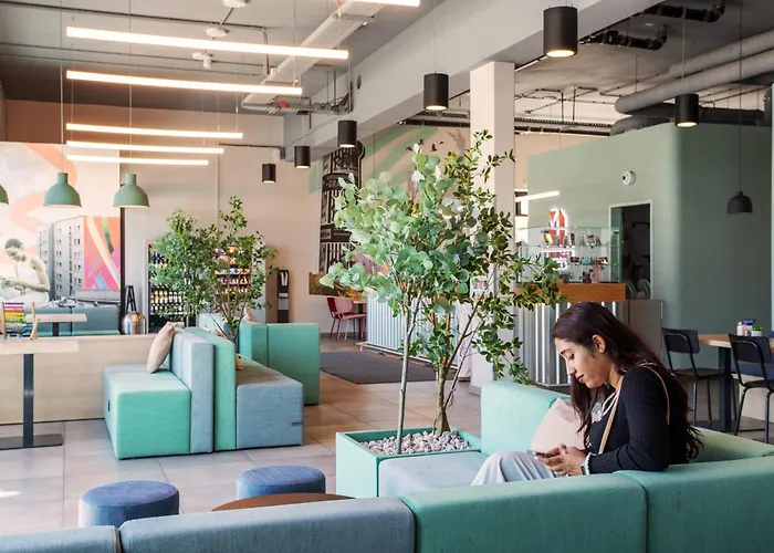 Meininger Airport מלון 3*