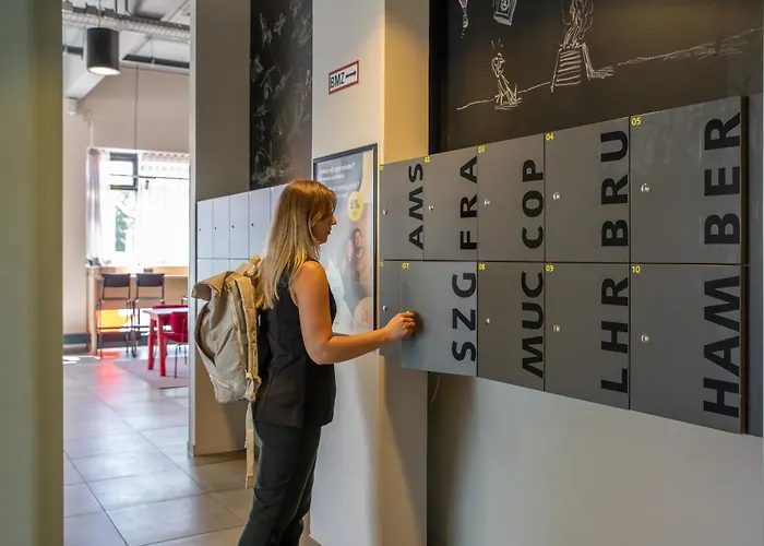 Meininger Airport מלון